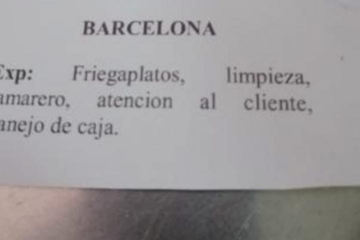 Un camarero de Barcelona busca trabajo con un currículum que genera controversia