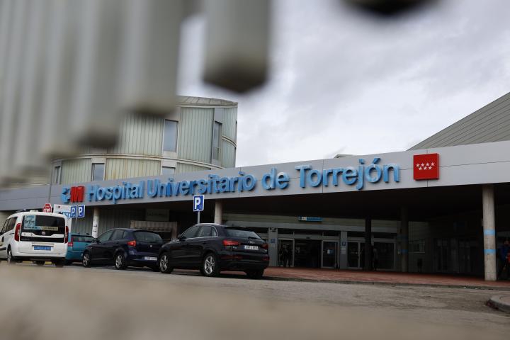 Vista de la entrada del Hospital de Torrejón de Ardoz, gestionado por el grupo sanitario Ribera Salud.