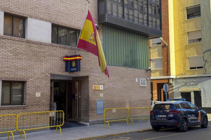 Comisaría de Policía Nacional tras el caso de la menor fallecida tras ser sedada en una clínica dental de Alzira