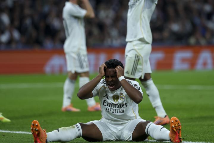 El delantero brasileño del Real Madrid, Rodrygo, se lamenta de una ocasión fallada ante el Manchester City