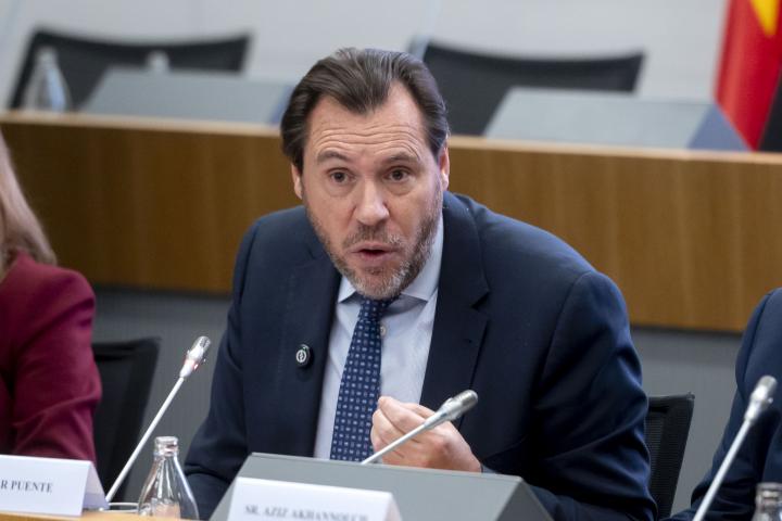 El ministro de Transportes, Óscar Puente, durante una intervención.