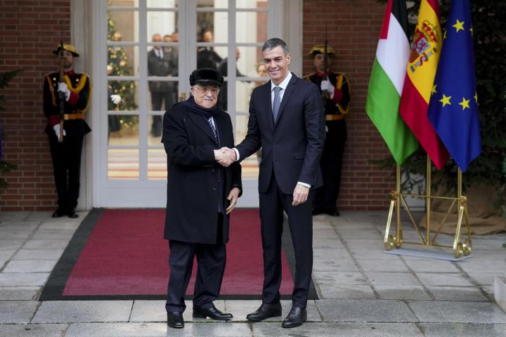El presidente del Gobierno, Pedro Sánchez, y el presidente de Palestina, Mahmoud Abbas.