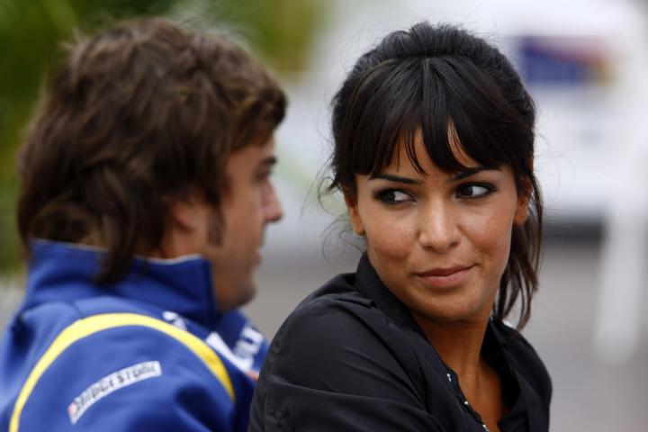 alt="alt="Fernando Alonso y Raquel del Rosario en 2008 en Japón""