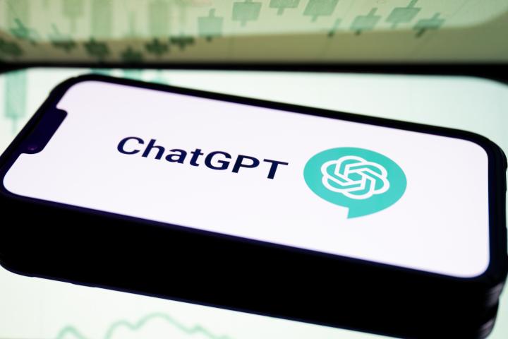 Foto de ilustración de un teléfono móvil con el logo de ChatGPT.