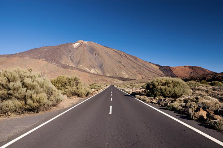 alt="alt="La carretera tinerfeña que asciende desde La Orotava al Teide""