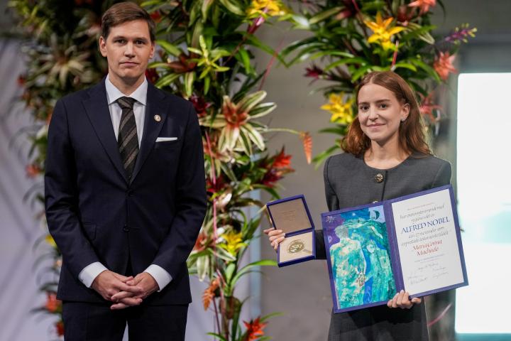 Oslo (Noruega), 12/10/2025 - Ana Corina Sosa, hija del Premio Nobel de la Paz, acepta el premio en nombre de su madre, María Corina Machado, de manos del presidente del Comité Nobel, Jorgen Watne Frydnes, durante la ceremonia del Premio Nobel de la Paz en el Ayuntamiento de Oslo, Noruega, el 10 de diciembre de 2025.