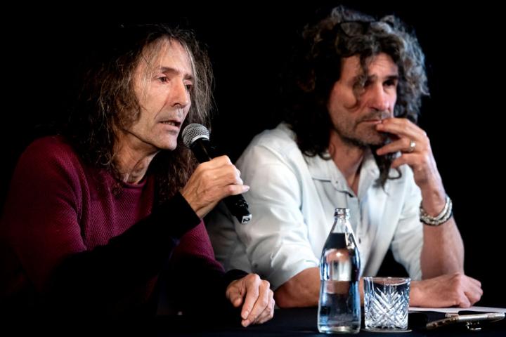 Robe Iniesta junto a Iñaki Antón, 'Uoho', en el anuncio de la gira de despedida de Extremoduro en 2019.