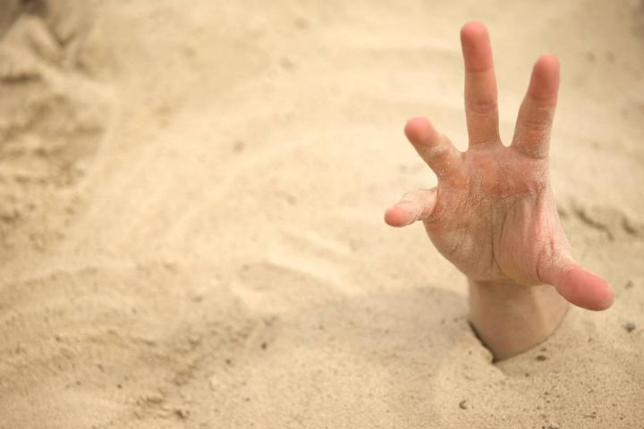 Se está hundiendo en las arenas movedizas y lucha por salir