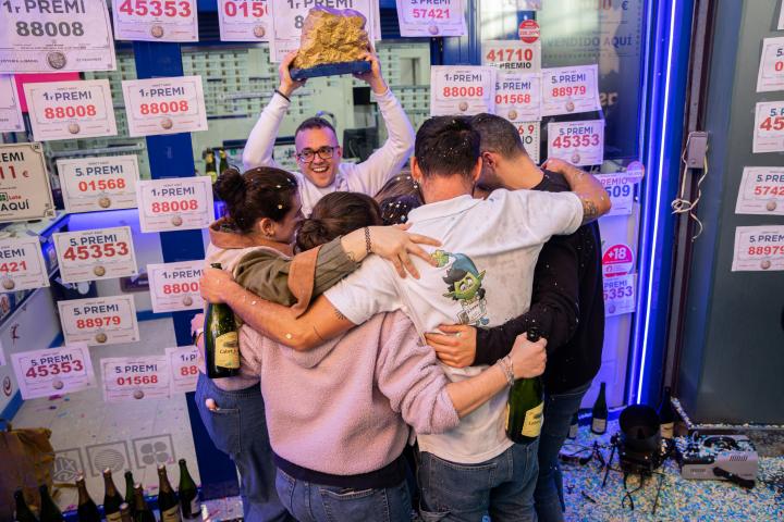 Un grupo de personas celebrando que ha caído el Gordo de la Lotería de Navidad.