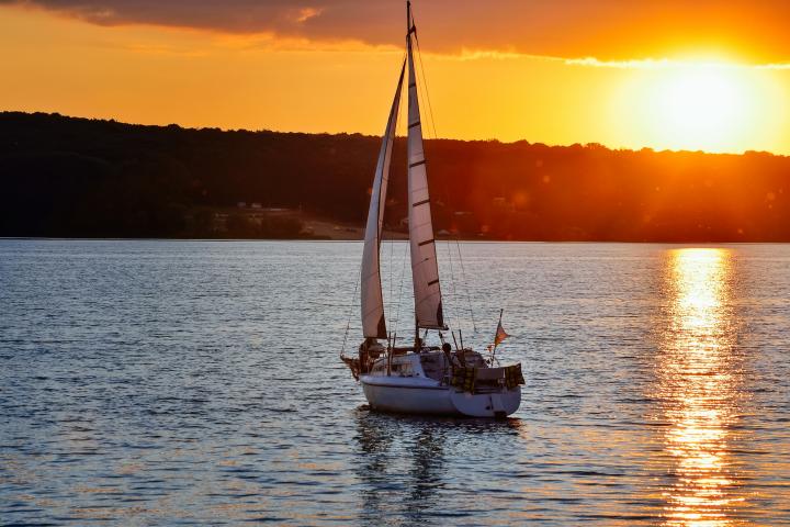 Un pequeño velero surcando el mar en una imagen de archivo.