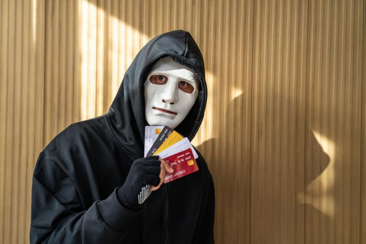 Un presunto ladrón con las tarjetas bancarias sustraídas.