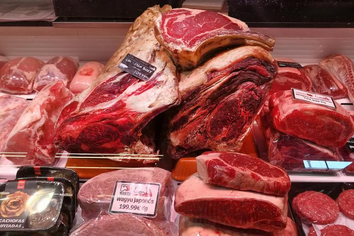 Vitrina de carnicería en España.