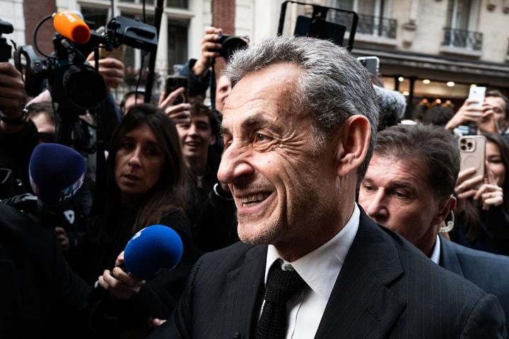 El expresidente francés Nicolas Sarkozy llega a una sesión de firmas de su libro "Diario de un prisionero", en su lanzamiento en la librería Lamartine de París, el 10 de diciembre de 2025.