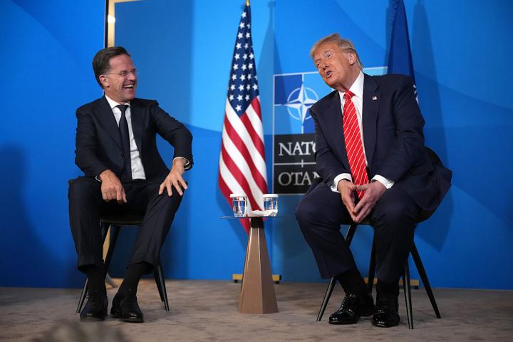 El presidente de EEUU, Donald Trump, y el secretario general de la OTAN, Mark Rutte, en la Cumbre de la Alianza Atlántica de La Haya, el 25 de junio de 2025.