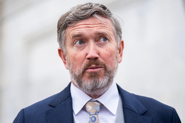 El representante Thomas Massie, republicano por Kentucky, conversa con periodistas frente al Capitolio de EEUU, en Washington, el 18 de noviembre de 2025.