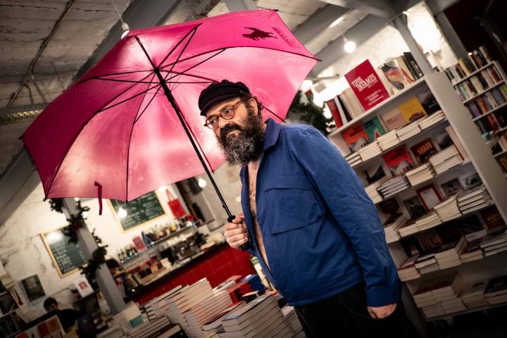 Ignatius con un paraguas en la librería Tipos Infames