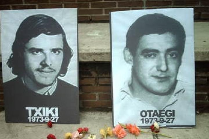 Imagen de archivo de carteles y homenaje en recuerdo de los dos integrantes de ETA ejecutados durante los últimos fusilamientos del franquismo, en 1975: Jon Paredes, 'Txiki', y Ángel Otaegi.