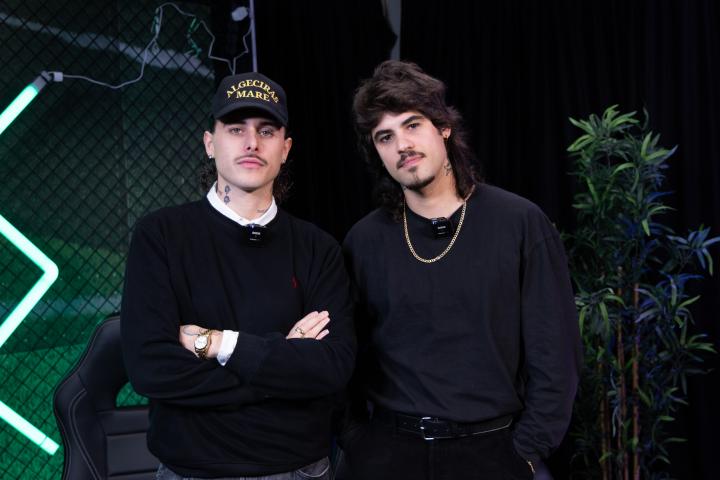 Nitro (Luis Abril) e Indio (Manuel Hidalgo) en un posado tras la entrevista.