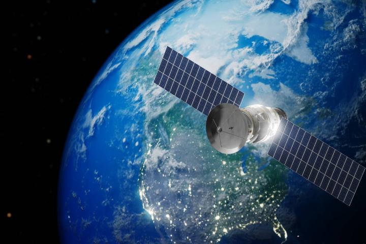 Satélite en la estación espacial que orbita la Tierra