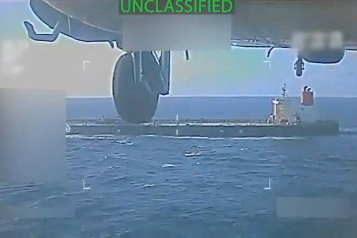 Un helicóptero militar estadounidense se aproxima al petrolero apresado.