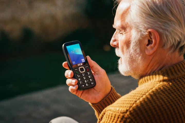 Un usuario con el teléfono SPC Fortune 2 Max.