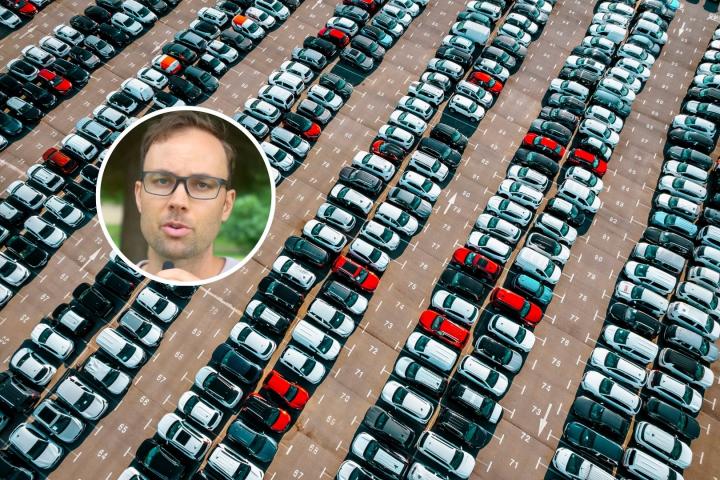 Un montaje de un aparcamiento de grandes dimensiones con docenas de vehículos aparcados