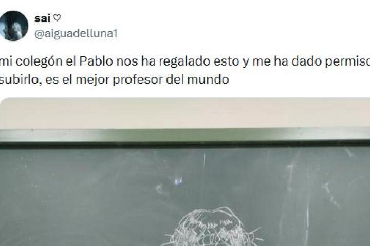 El tuit publicado por @aiguadelluna1 con el dibujo de un profesor homenajeando a Robe Iniesta.