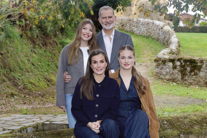Felicitación navideña de los reyes Felipe y Letizia y sus hijas, Leonor y Sofía, en este 2025.
