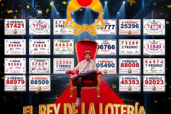 Joaquín Monroy posa con sus décimos premiados