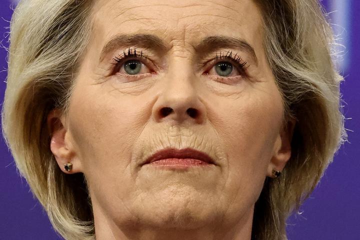La presidenta de la Comisión Europea, Ursula von der Leyen, en una rueda de prensa sobre necesidades de financiación de Ucrania, el 3 de diciembre de 2025, en Bruselas.