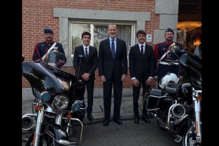 Los hermanos Marc y Álex Márquez, siendo recibidos por Felipe VI.