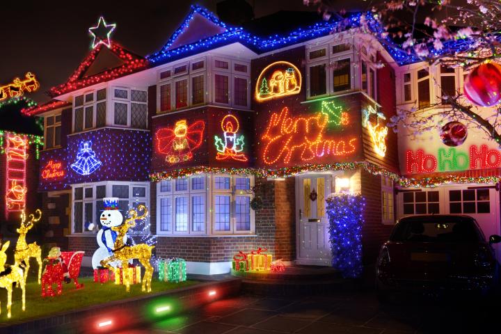Una casa con adornos navideños, en una imagen de archivo