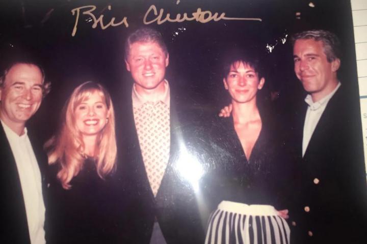 Una de las fotos publicadas en las que aparece Bill Clinton junto a Epstein
