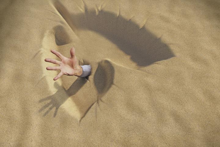 Una persona enterrada en arenas movedizas, en una imagen de archivo