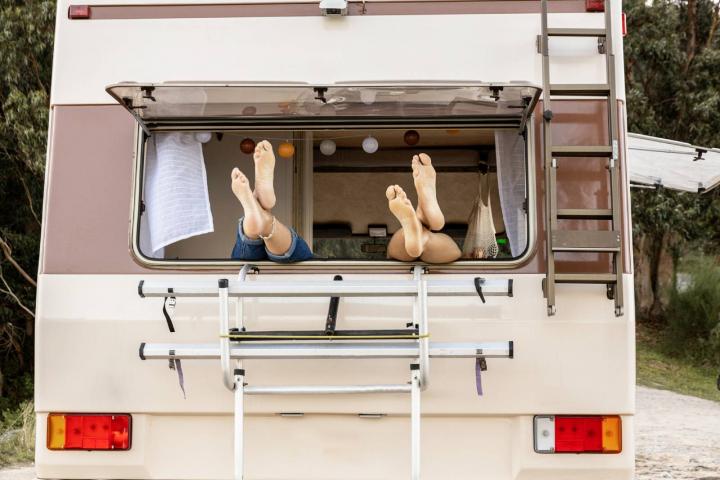 Pies de una pareja en una ventana
