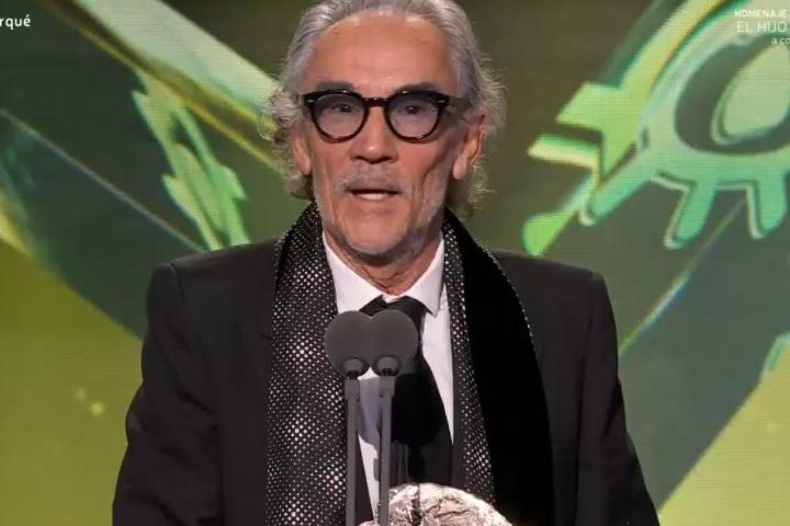 El productor José Manuel Lorenzo tras recoger el Premio Forqué a Mejor Serie de Ficción.