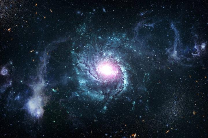 Galaxia espiral brillante en el espacio profundo con estrellas centrales y distantes brillantes en el universo