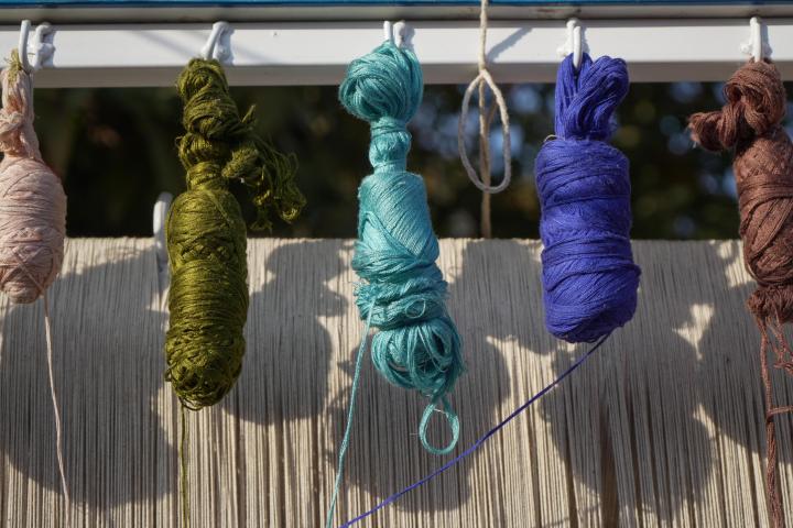 Hilos de diferentes colores implementados para tejer.