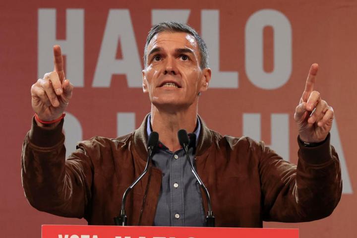 Pedro Sánchez, que podría estar imitando la celebración de Lionel Messi o hablando con Dios, pero se dirige a la gente.