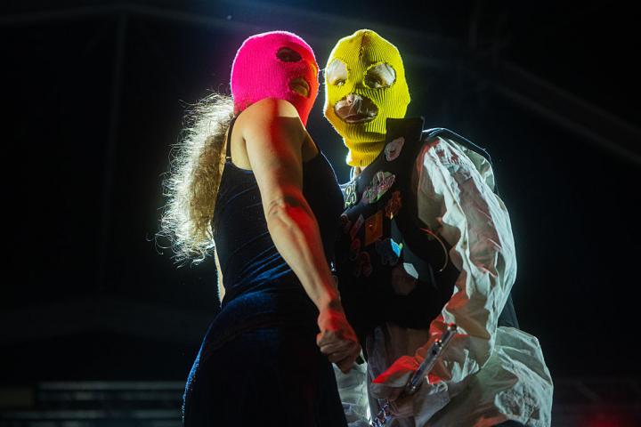 El grupo Pussy Riotm durante su concierto en Barcelona, en la Plaza de Cataluña, el 23 de septiembre de 2025.