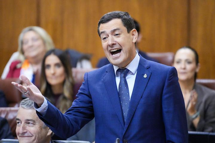 El presidente de la Junta de Andalucía, Juanma Moreno, interviene durante la sesión de control en el pleno del Parlamento, el 13 de noviembre de 2025, en Sevilla.