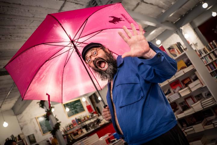 Ignatius Farray en la librería 'Tipos infames' después de la entrevista.