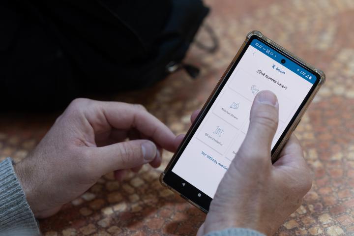 Imagen de archivo de una persona realizando una transferencia de dinero con Bizum.
