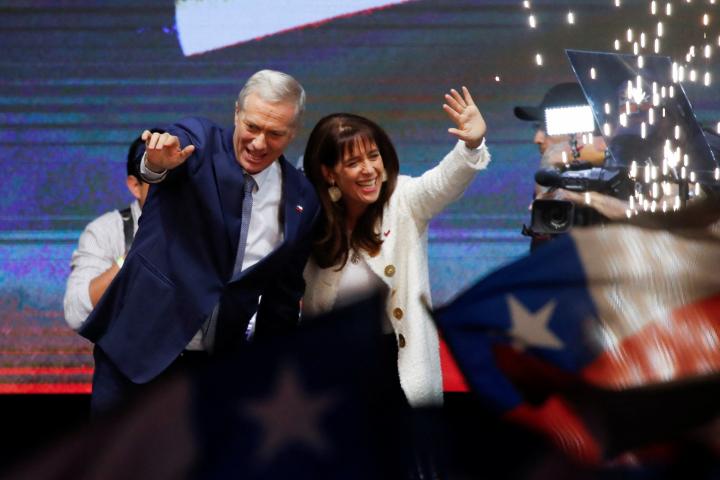 José Antonio Kast, del Partido Republicano de Chile, y su esposa María Pía Adriasola, celebran la victoria en la segunda vuelta de las elecciones presidenciales, el 14 de diciembre de 2025, en Santiago.
