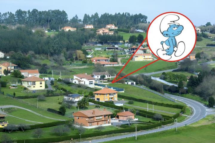 Un paisaje rural de Asturias y una imagen superpuesta de un Pitufo