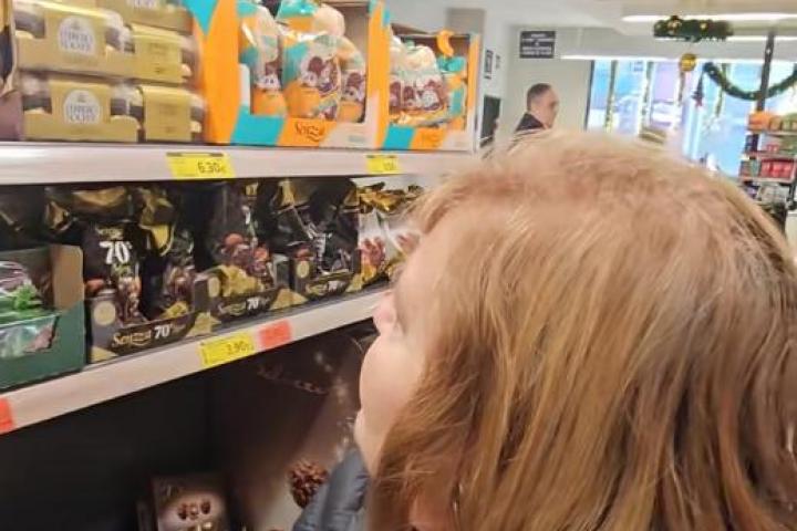 La madre de la creadora de contenido argentina @pinchu.travel.food haciendo la compra en Mercadona