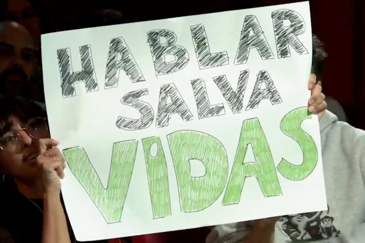 Sonia Ruiz, joven del público, con una pancarta reivindicativa en 'La Revuelta'