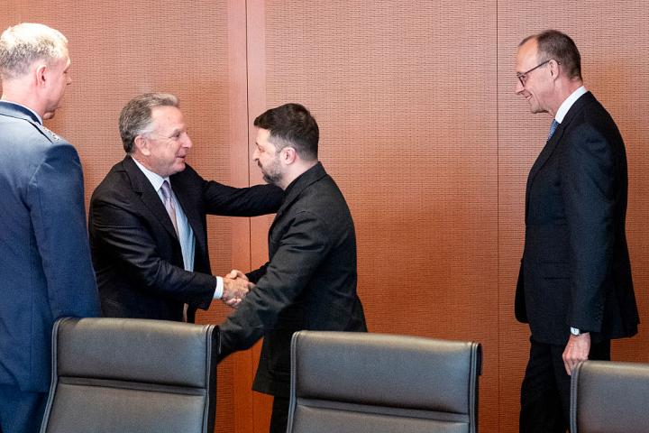 Steve Witkoff (izda.) y Volodimir Zelenski se saludan este domingo en Berlín