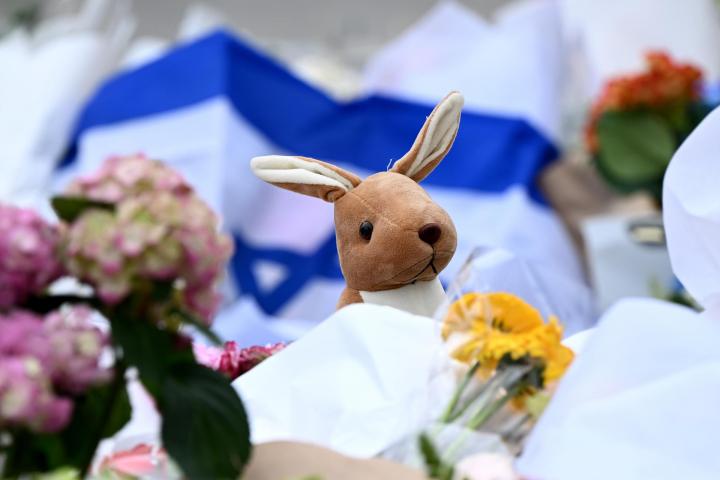 Un canguro de peluche, colocado en en un monumento conmemorativo para recordar a las víctimas en Bondi Beach, en Sídney, el 15 de diciembre de 2025.
