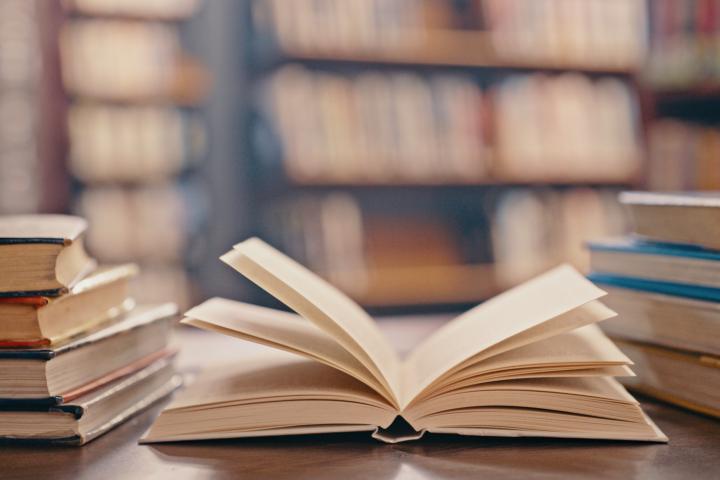 Un diccionario abierto en una biblioteca